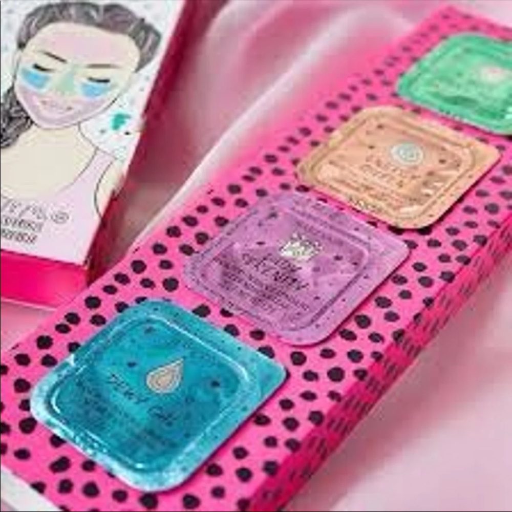 MK Holiday 2020 Limited Edition Face Mask Set - Picture 4 of 6